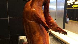 青岛这家餐厅藏着一个老北京，北京烤鸭，京六件、炖吊子都能吃到