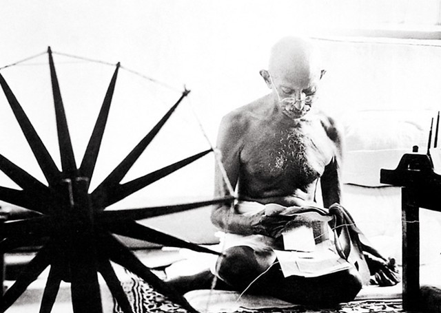 甘地妻子患病奄奄一息,请求丈夫买青霉素,却遭其生气大喊:不