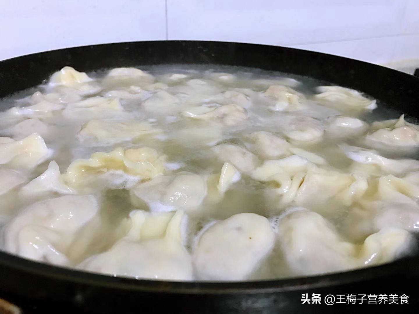 煮冻饺子什么样水下锅,煮冻饺子用冷水下锅