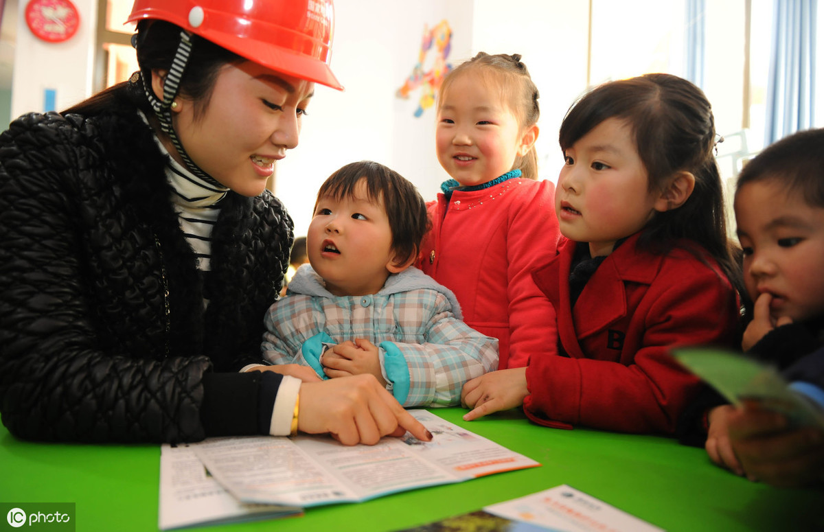 孩子外出不听话安全教育,儿童安全教育不随意给陌生人开门