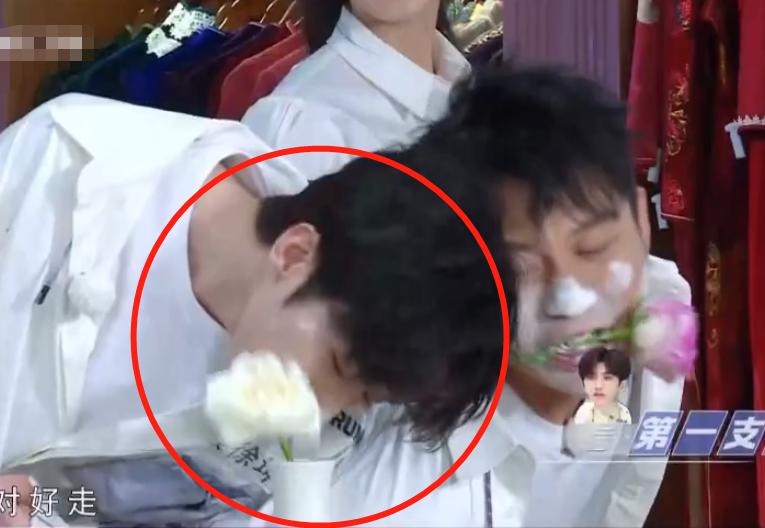 郑恺和蔡徐坤对决,郑恺蔡徐坤爬楼梯