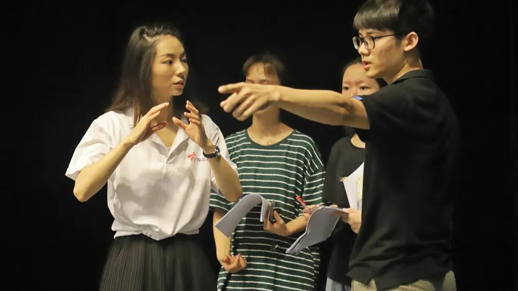 这群广州年轻人，为让下一代讲粤语，已日更了2000个睡前故事