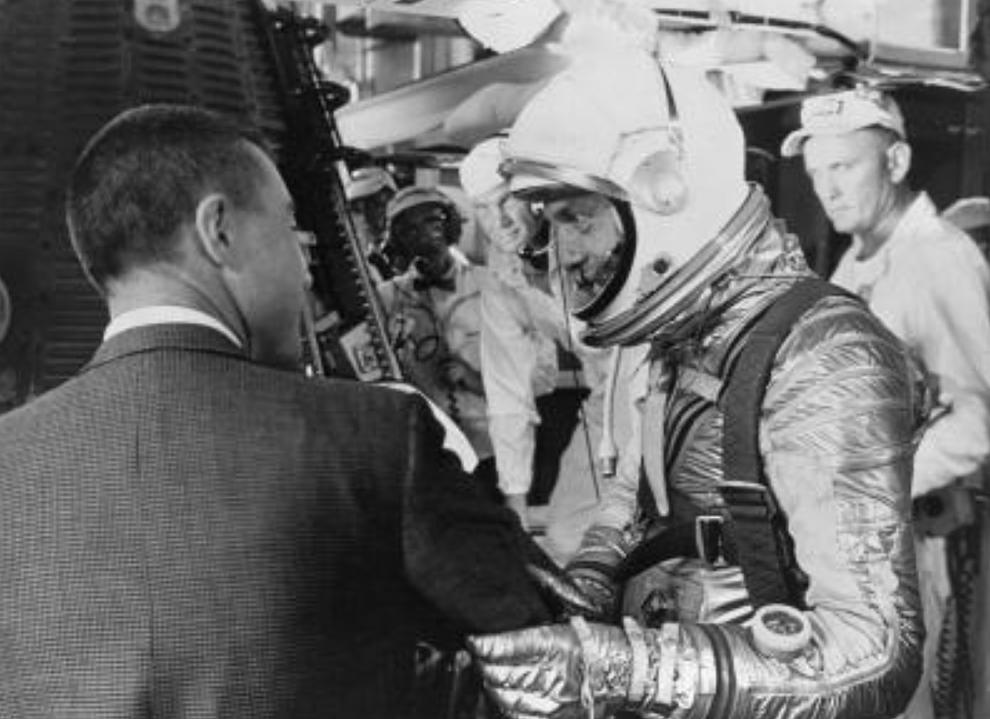 神舟十三号航天员怎么在太空生活,神舟十三号太空舱如何上厕所