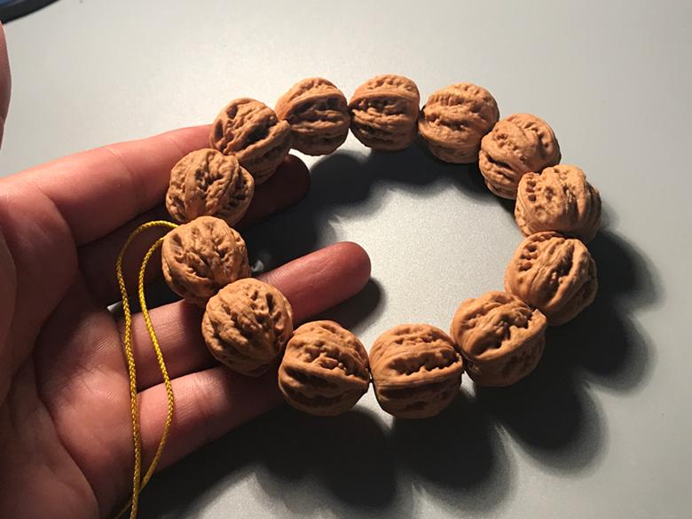 小核桃手串怎样盘,小核桃手串怎么盘出牛筋红