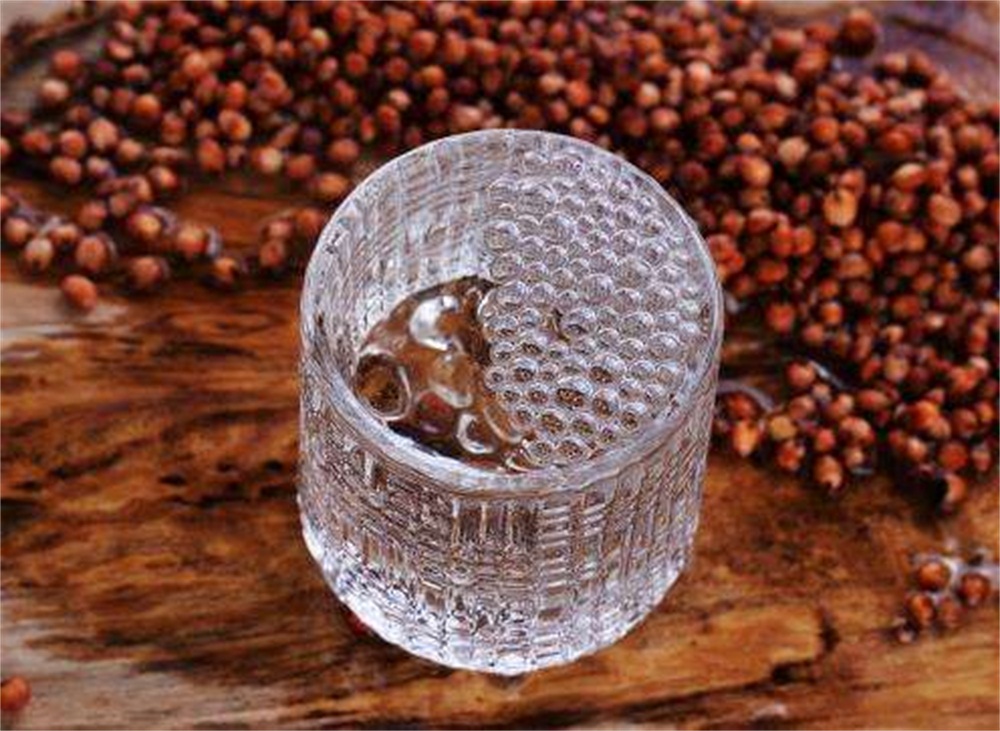 真全粮杨俊丽：粮食又不值钱，为什么国内白酒不能纯粮酿造？