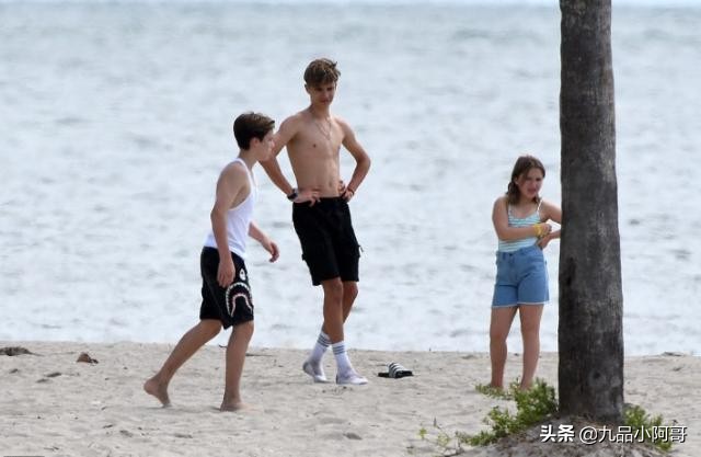 兄妹俩踢足球,贝克汉姆和小七踢足球