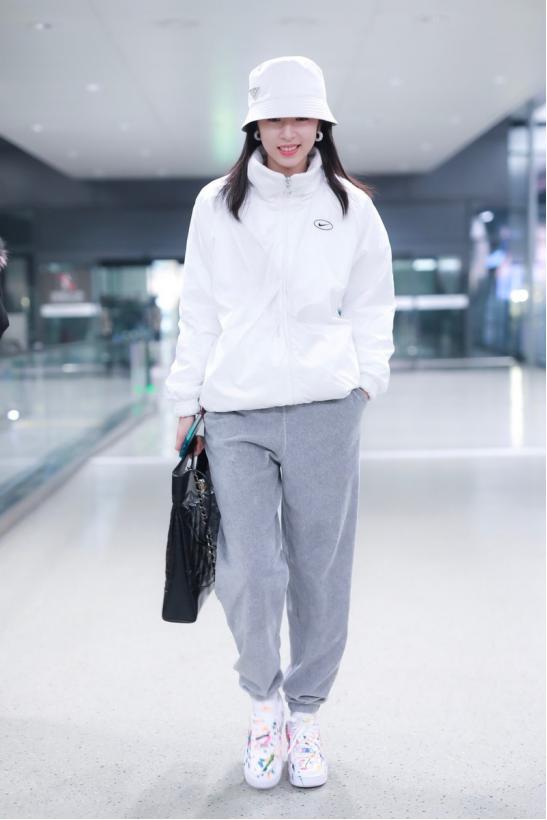 想与时尚并肩而行，不妨向周雨彤学习白色穿搭，让你美的与众不同