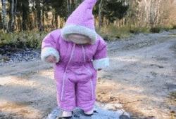 小宝宝滚下床一般摔到哪,宝宝摔倒了怎么自己爬起来