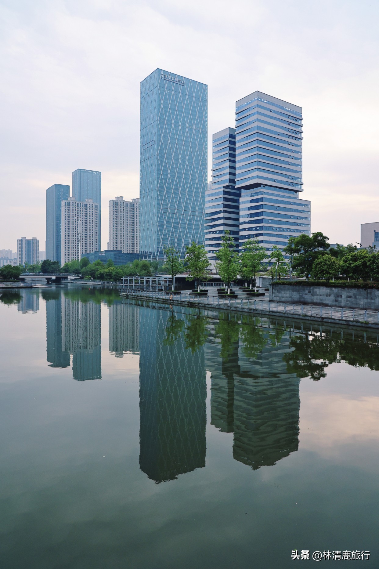 宁波花30亿打造的广场，好多高大上建筑，适合周末亲子游