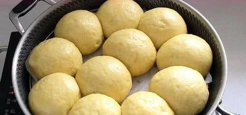 馒头出锅就塌了怎么回事,馒头出锅的时候突然瘪了怎么回事