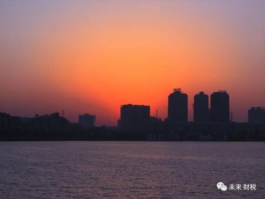 个人转让房产需要交哪些税最新,一般纳税人转让房产需要交什么税