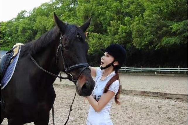 51岁萧蔷晒照,52岁萧蔷新照宛若少女