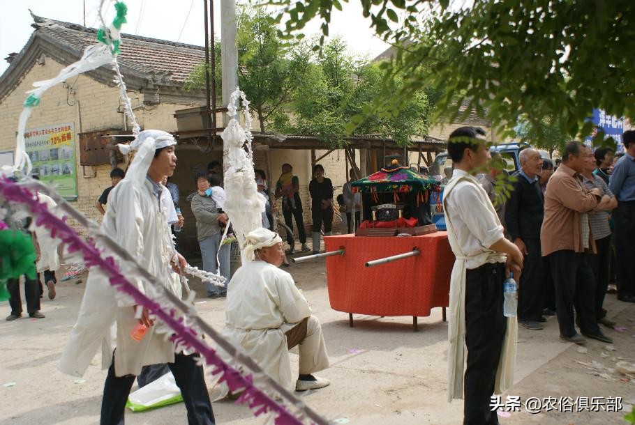 农村出殡为什么要杀一只鸡,下葬杀公鸡有什么忌讳