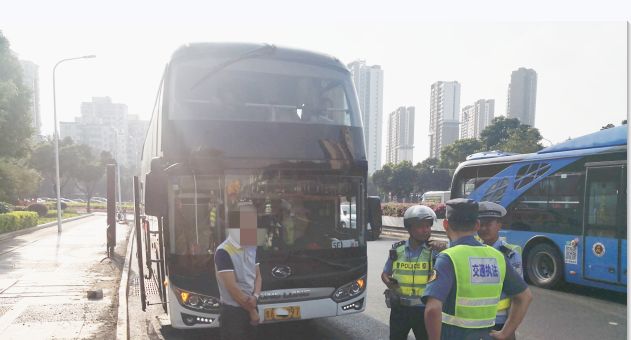 珠海交警查大巴车,珠海交警抓套牌车