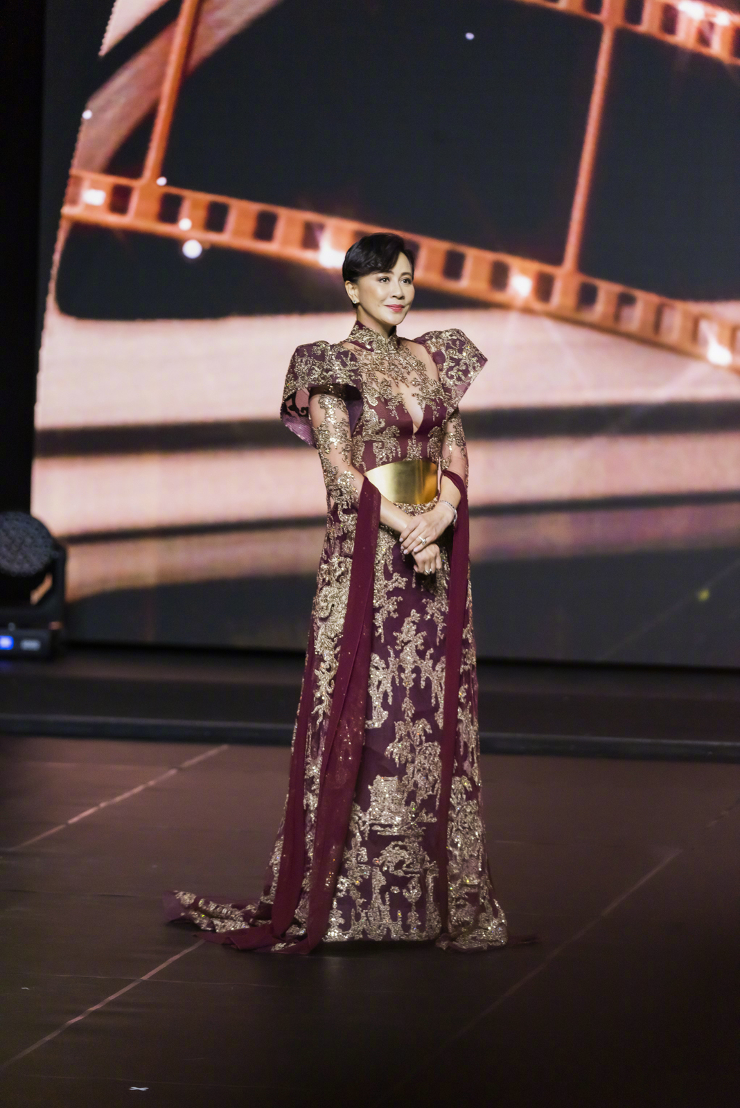 51岁刘嘉玲穿牛仔背带裤 (刘嘉玲同款连体牛仔裤)