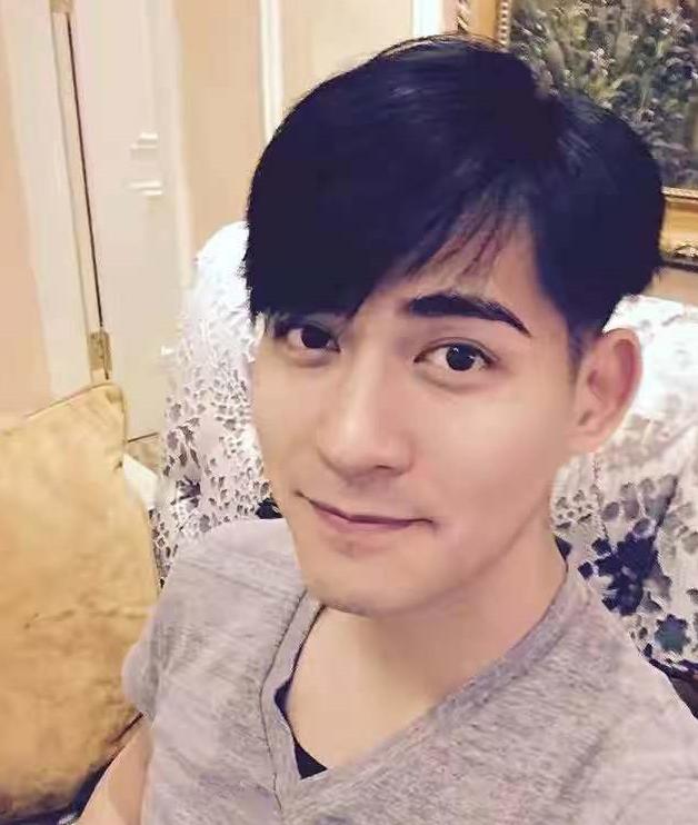 宠妻不手软，周渝民购上亿豪宅写妻子名，一面玻璃墙价格就要上万