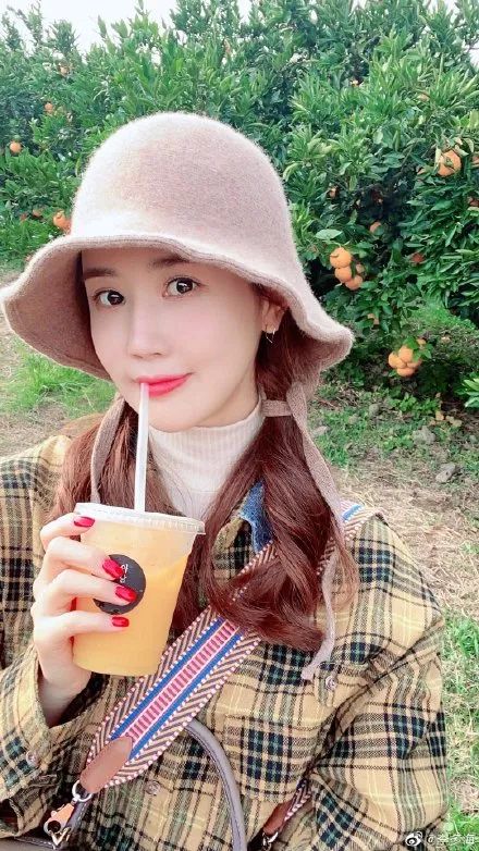 杨幂鱼尾辫发型火了,杨幂同款发型双麻花翘辫