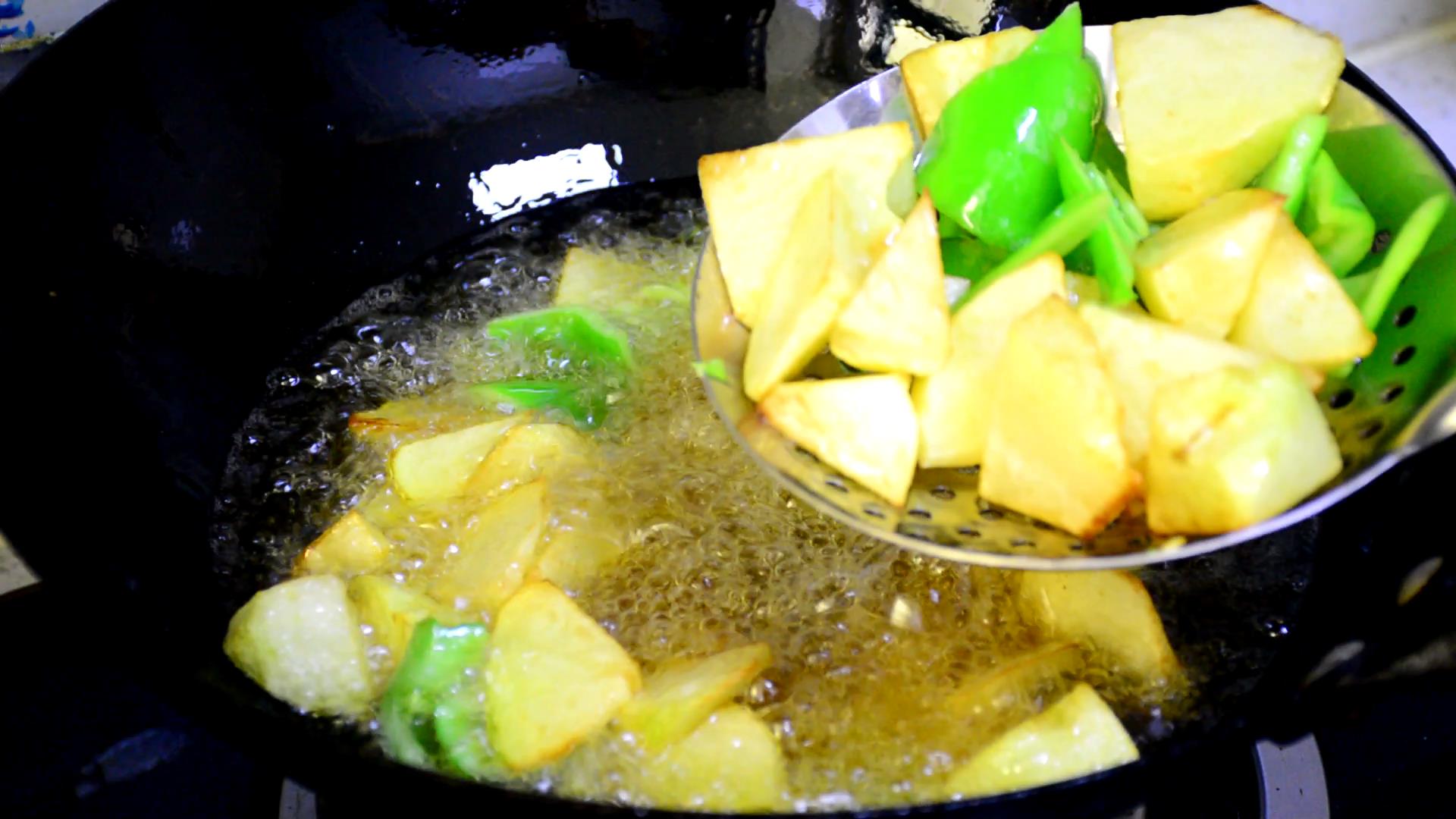 地三鲜做法调汁,传统东北地三鲜的原材料是哪三鲜