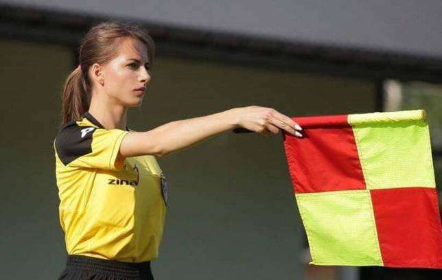 足球大讨论,足球比赛裁判现场宣布判罚