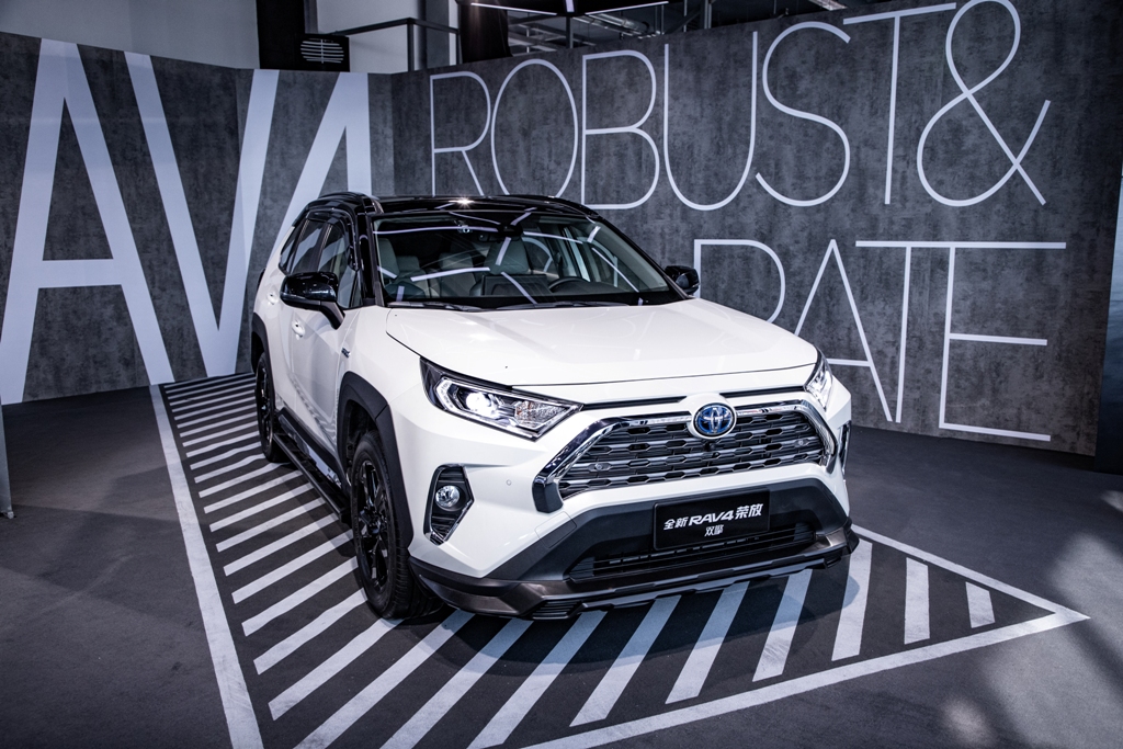 一汽丰田rav4荣放视频,全新rav4荣放户外宣传片