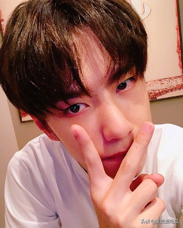 老师带头追星引热议？要求学生买王一博同款羽绒服，家长发文*制抵**