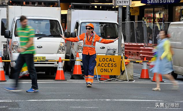 21岁美女,月薪5万的高一辍学生,是一名工地交通协管员