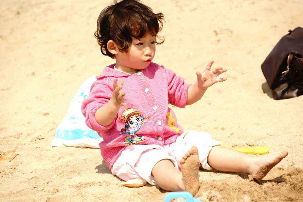 2岁宝宝总爱光脚丫满屋子跑，父母担心生病，看看医生怎么说？