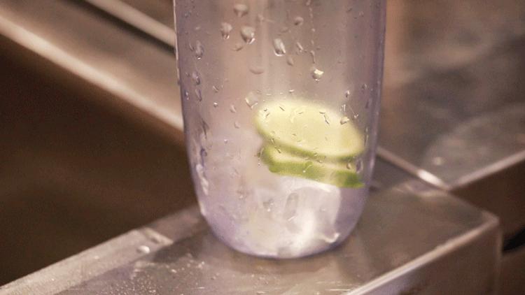 买一送一！大肚子水果茶来了，足足1000cc，单靠吸管都吸不动