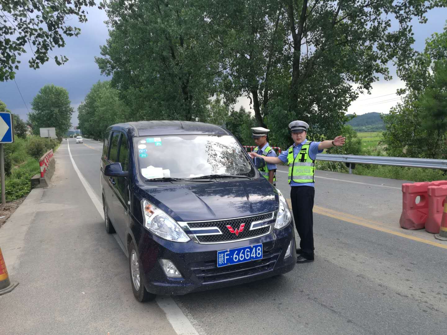 和我一起探索图片,交警平凡的每一天