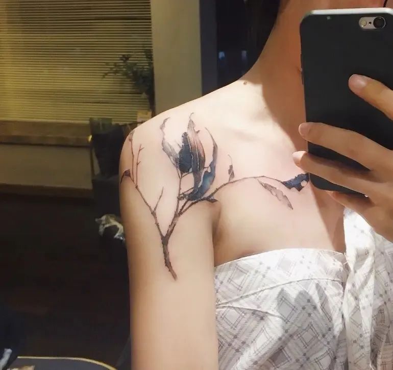 有纹身的女孩怎么样了,女生纹身后悔了怎么办