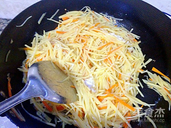 炒土豆丝注意点,炒土豆丝时哪种做法不粘锅