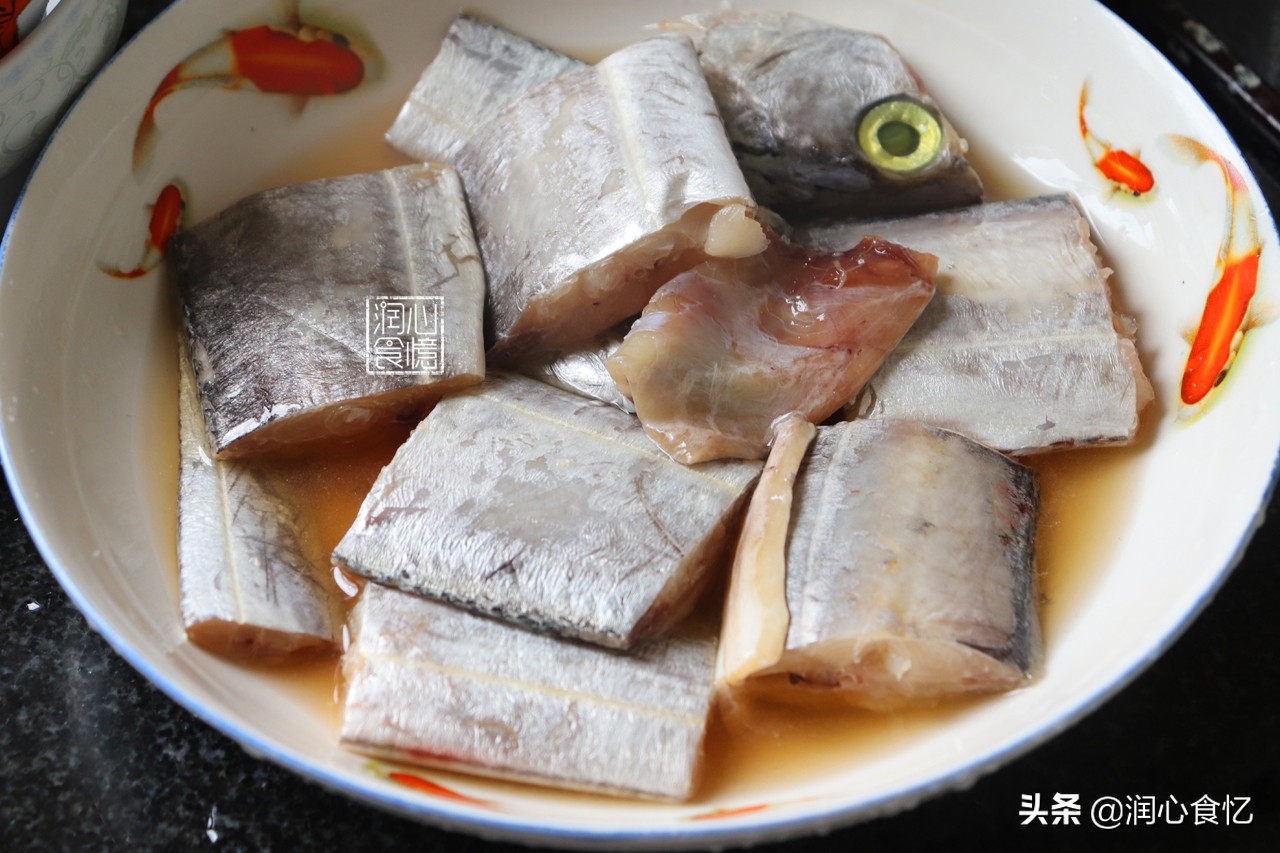 裹上面粉煎带鱼不粘锅不破皮,煎带鱼吃怎么样才能让带鱼不粘锅