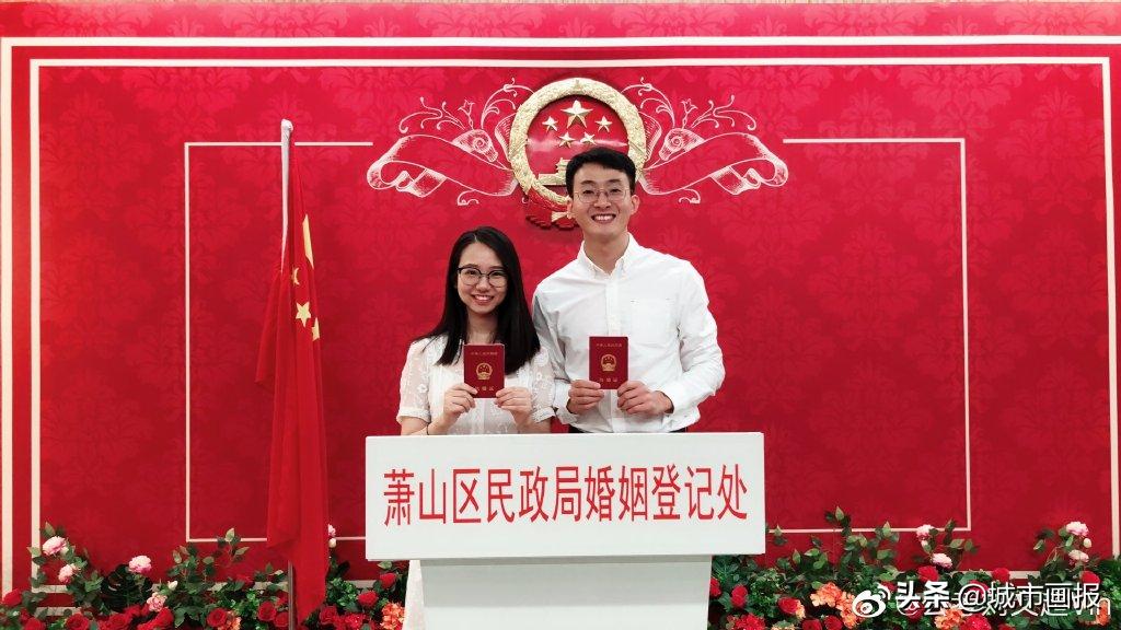 他俩结个婚，千万网友自备酒水围观，还在线随份子