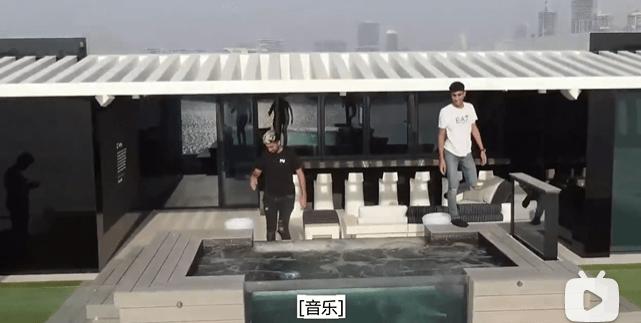 迪拜男子奋斗十年买下劳斯莱斯,迪拜小伙卖掉劳斯莱斯买法拉利