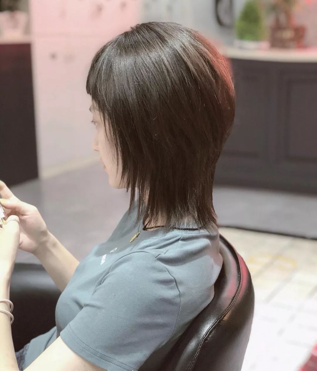 燕尾个性有型的短发,女士短发燕尾造型色彩搭配