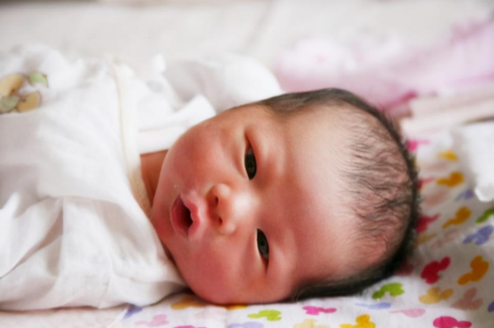 小宝宝头发“竖着长”,像极了“*债讨**鬼”,父母可有罪受了