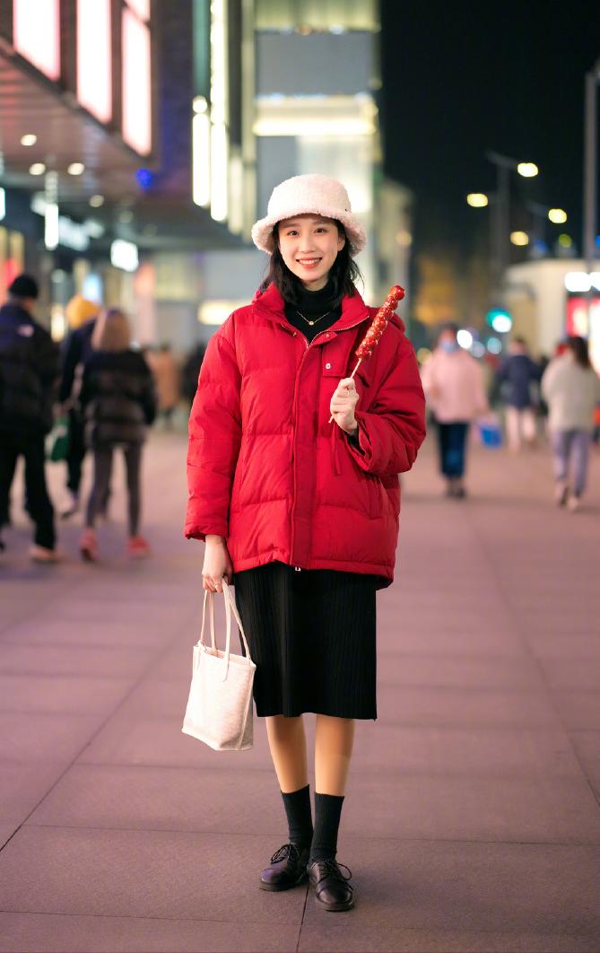 打*裤底**下面不一定配雪地靴，现流行这样穿，时髦洋气，冬季穿很美