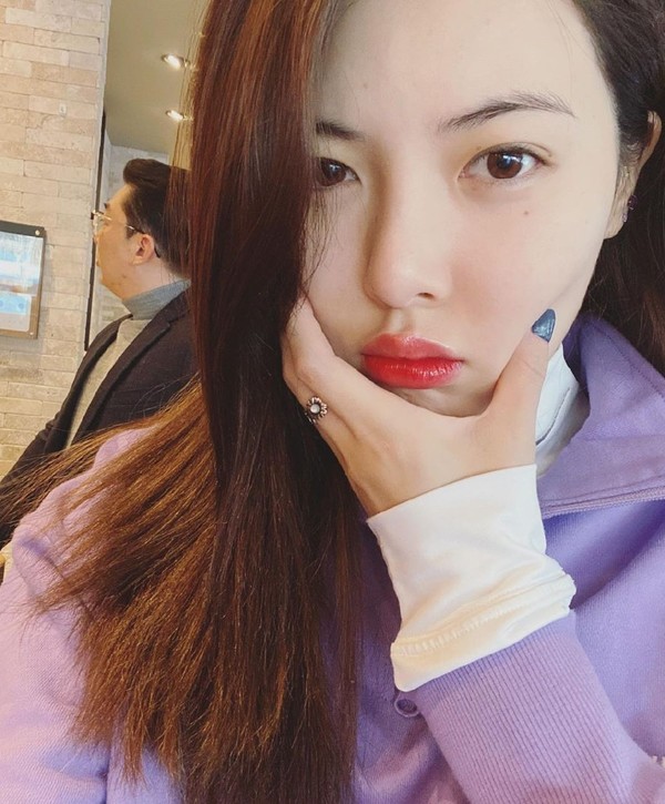 性感“小野马”泫雅穿衣好保守，最新照穿得又多又厚，迷上叠穿了