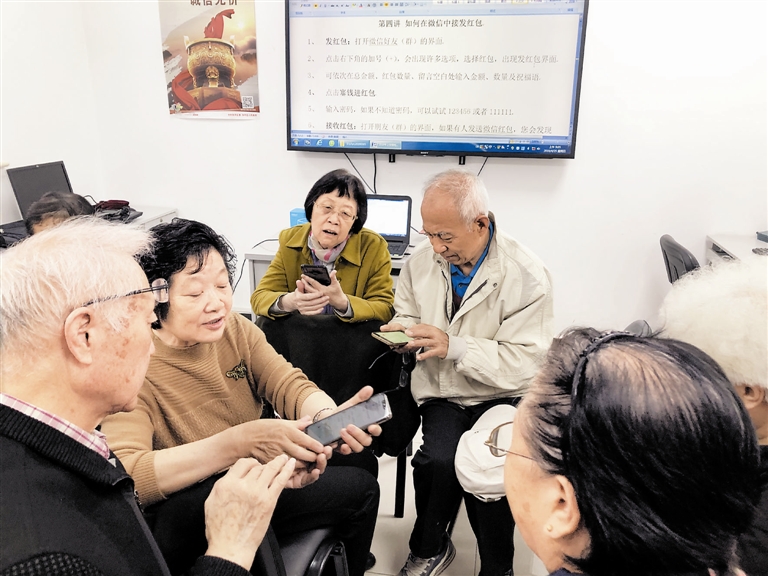 致敬银发志愿者,春运银发志愿者唱响最美夕阳红