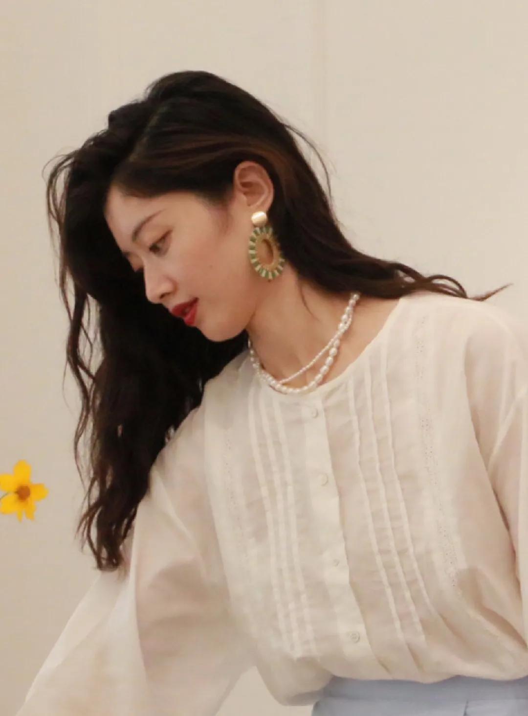 大脸发量少日常怎么化妆打扮,四十岁大脸微胖怎样打扮显年轻