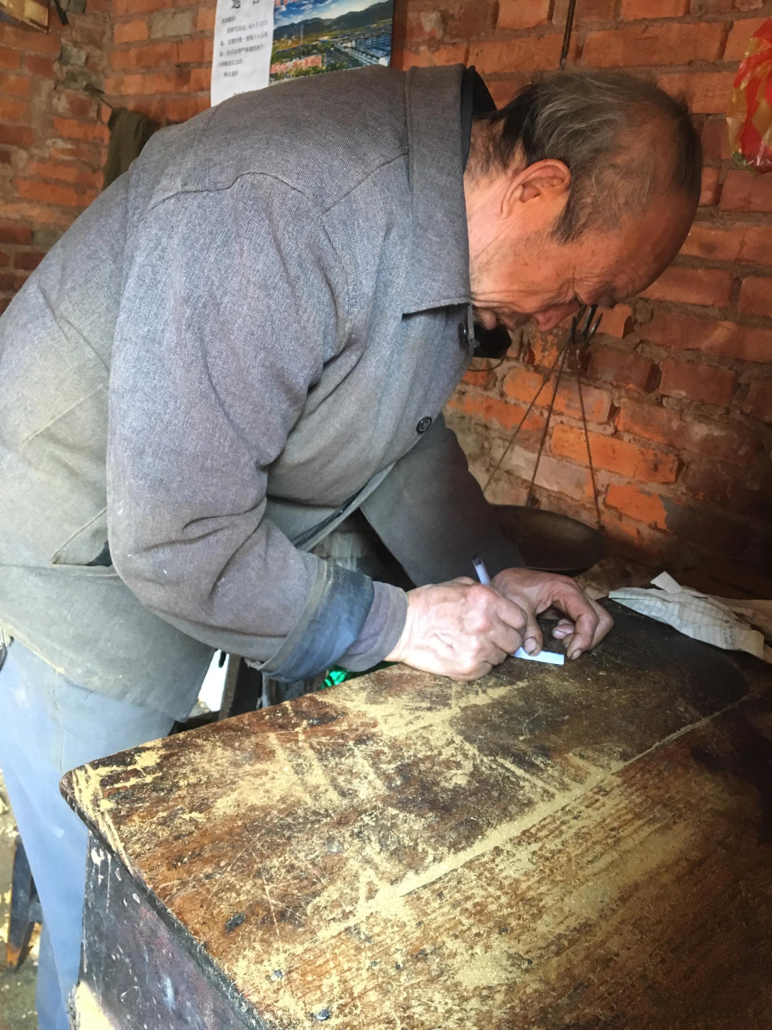 云南人抽烟,云南人抽烟方式