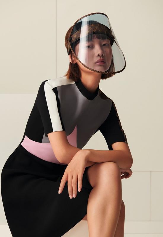 “中国大妈”引领世界潮流，LV再次模仿推出防晒面罩