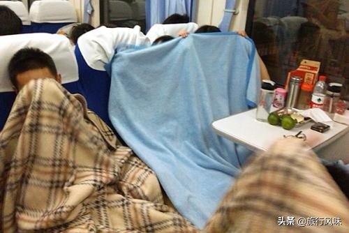 晚上坐火车乘务员为什么拉窗帘,坐火车夜里冷不冷