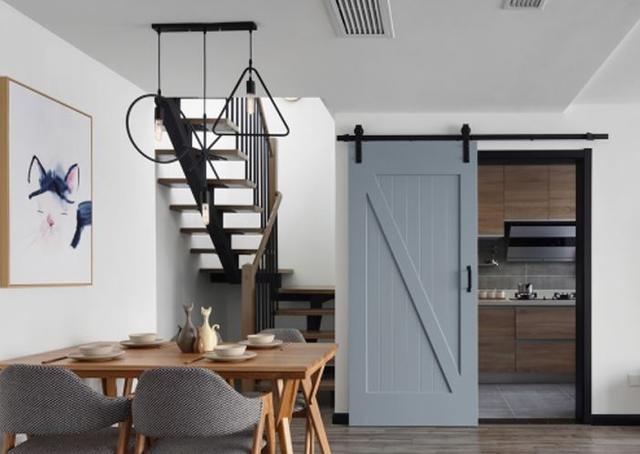 门没有门垛做门套好看吗,没有门套的门怎样装饰好看