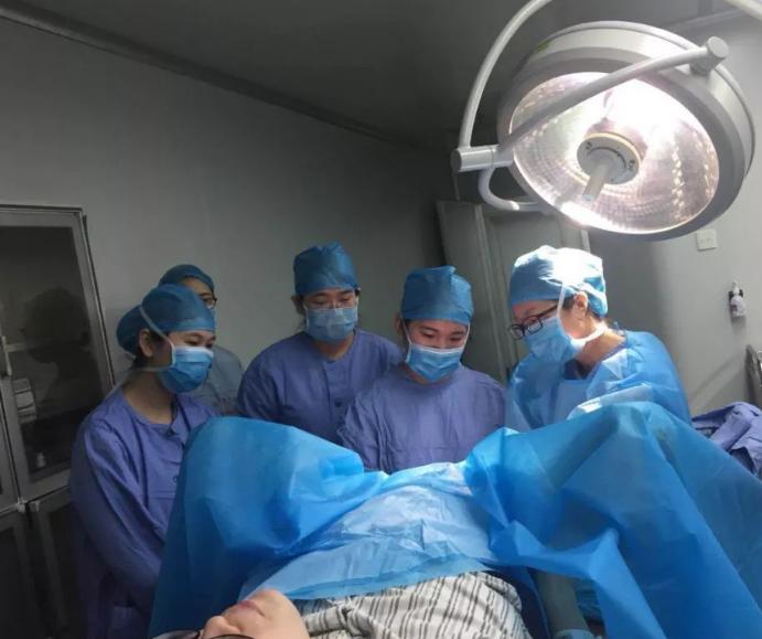 顺产后医生给掏出血怎么回事,顺产后被切掉子宫