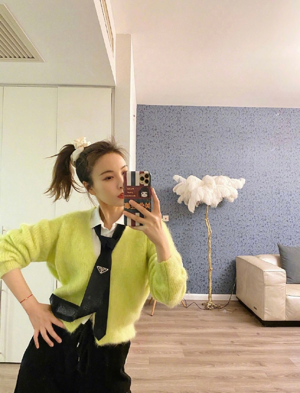 吴昕蓝色针织衫,吴昕穿薄衫裙披小西装