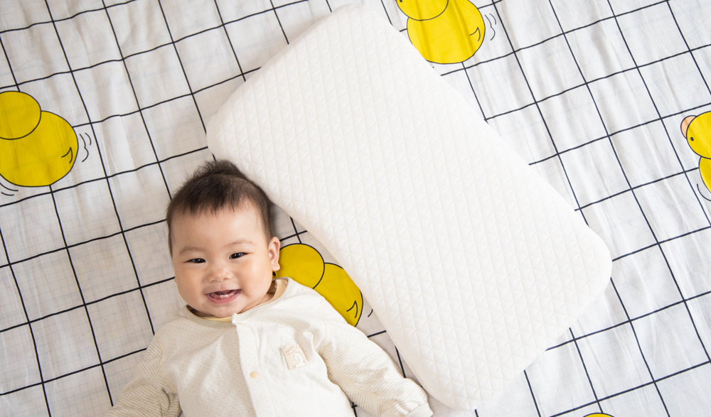 妈妈们都给宝宝枕什么样的枕头呢,什么枕头透气性最好适合宝宝枕