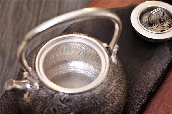 银在什么条件下快速发黑,藏银变黑怎么办