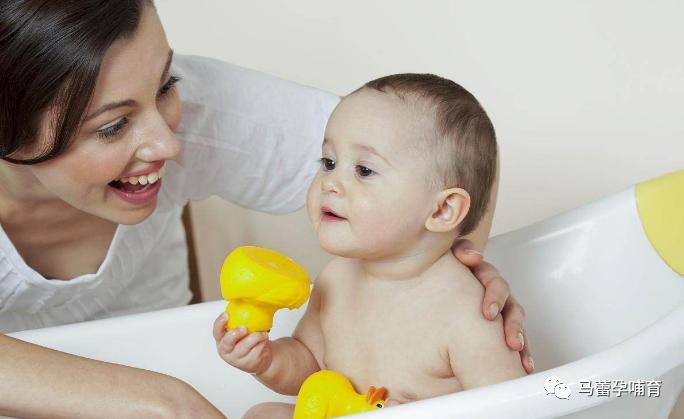 夏天给宝宝洗澡千万别踩这些坑,夏天宝宝洗澡要擦抚触油