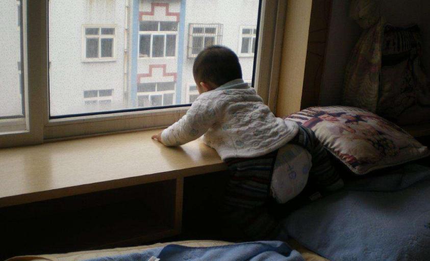 一个多月宝宝屁多哭闹怎么回事,宝宝屁多但是不哭闹